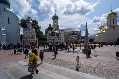 SERJİLİ POSAD, RUSSIA - 3 Ağustos 2019: St. Sergius Trinity Lavra, Rus Ortodoks Kilisesi 'nin en önemli manastırı ve ruhani merkezidir. Kompleksi turistler ve hacılar ziyaret ediyor