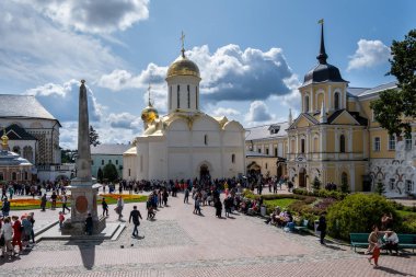 SERJİLİ POSAD, RUSSIA - 3 Ağustos 2019: St. Sergius Trinity Lavra, Rus Ortodoks Kilisesi 'nin en önemli manastırı ve ruhani merkezidir. Kompleksi turistler ve hacılar ziyaret ediyor