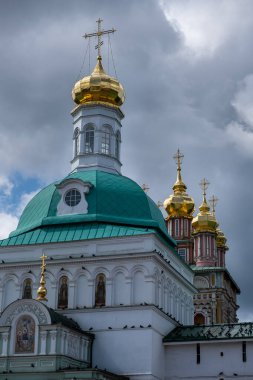 SERJİLİ POSAD, RUSSIA - 3 Ağustos 2019: St. Sergius Trinity Lavra, Rus Ortodoks Kilisesi 'nin en önemli manastırı ve ruhani merkezidir. Kiliselerin kubbeleri 