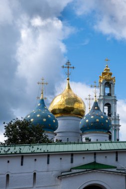 SERJİLİ POSAD, RUSSIA - 3 Ağustos 2019: St. Sergius Trinity Lavra, Rus Ortodoks Kilisesi 'nin en önemli manastırı ve ruhani merkezidir. Kiliselerin kubbeleri 