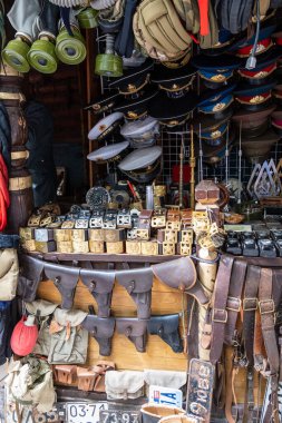 MOSCOW, RUSSIA - 3 AĞUSTOS 2019 İzmailovsky Pazarı. Moskova 'nın varoşlarında bir zanaat pazarı, hediyelik eşyalar ve ikinci el eşyalar. Askeri kıyafet satışı için bir tezgah.