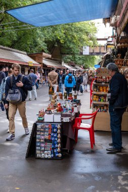 MOSCOW, RUSSIA - 3 AĞUSTOS 2019 İzmailovsky Pazarı. Moskova 'nın varoşlarında bir zanaat pazarı, hediyelik eşyalar ve ikinci el eşyalar. Yağmurlu bir gün