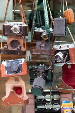 MOSCOW, RUSSIA - 3 AĞUSTOS 2019 İzmailovsky Pazarı. Moskova 'nın varoşlarında bir zanaat pazarı, hediyelik eşyalar ve ikinci el eşyalar. eski kameralar