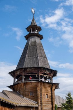 MOSCOW, RUSSIA - 3 AĞUSTOS 2019 İzmailovsky Pazarı. Moskova 'nın varoşlarında bir zanaat pazarı, hediyelik eşyalar ve ikinci el eşyalar. Binanın girişindeki ahşap çan kulesi.