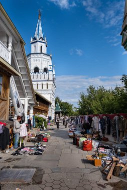 MOSCOW, RUSSIA - 3 AĞUSTOS 2019 İzmailovsky Pazarı. İnsanlar esnaf el sanatları ve hediyelik eşya pazarından Matrushka bebekleri ve diğer Rus tarzı hatıra eşyaları satıyor..