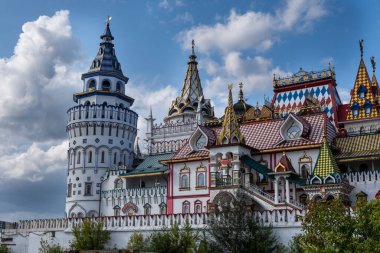 MOSCOW, RUSSIA - 3 AĞUSTOS 2019: Izmailovsky Kremlin Panoraması, İzmailovsky Pazarı. Moskova 'nın eteklerinde bir zanaat pazarı, hediyelik eşya ve ikinci el eşyalar.