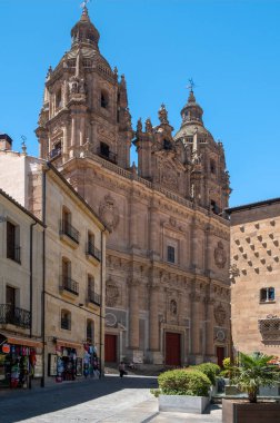 SALAMANCA, İSPANA - 10 HAZİRAN 2019: güneşli bir sabahta Clerecia 'nın ana cephesi