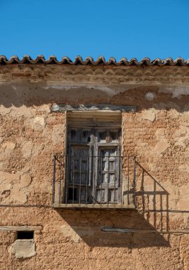 Terk edilmiş bir kerpiç evi cephesi