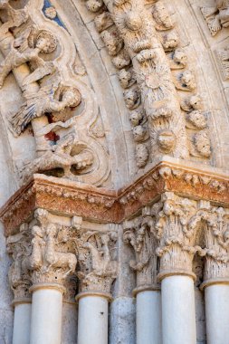 TORO, ZAMORA, İspanya - 15 Temmuz 2019: Toro, İspanya 'da Santa Maria Belediye Başkanı Kolej Kilisesi' nin ayrıntıları