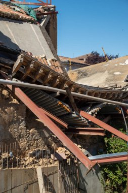 Çökmüş bir binanın kalıntıları.