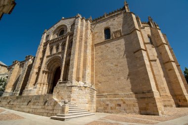 ZAMORA, İspanya - 20 Temmuz 2019: ZAMORA, İspanya - 20 Temmuz 2019: Kurtarıcıya adanmış Zamora Katedrali, Romanesk del Duero 'nun bir parçasıdır. Piskoposluk Sarayı 'nın önündeki arka cephede.