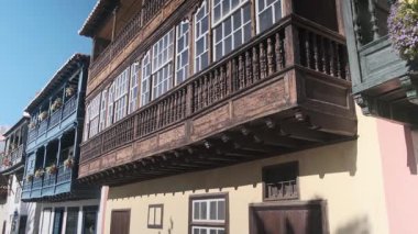 La Palma Adası 'nın tipik balkonları, kafeslerle kaplı, mullionlu balkonlar olarak bilinen, Arap kökenli ve kapalı bir kutu şeklinde..