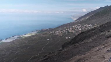 San Antonio yanardağının kraterinden La Palma adasının manzarası