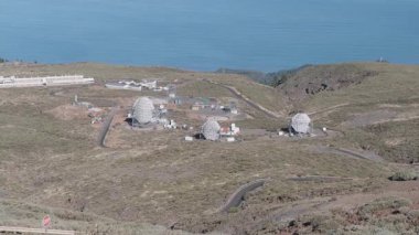 La Palma 'nın (Roque de los Muchachos) en yüksek tepesindeki Astronomik Gözlemevi, İspanya Kanarya Adaları