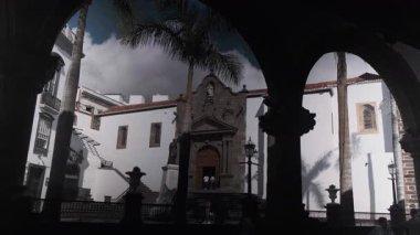 Eleştirmenler tarafından Kanarya Adaları 'nın en iyi Rönesans tarzı kompleksi olarak kabul edilen Plaza de Espana tarihi boyunca sivil olayları kutlamak amacıyla ana meydan olarak kullanıldı.