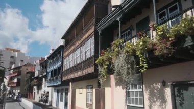 La Palma Adası 'nın tipik balkonları, kafeslerle kaplı, mullionlu balkonlar olarak bilinen, Arap kökenli ve kapalı bir kutu şeklinde..