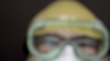 Doktor kişisel koruyucu giysi giyiyor. Yaklaş ve odaklanma