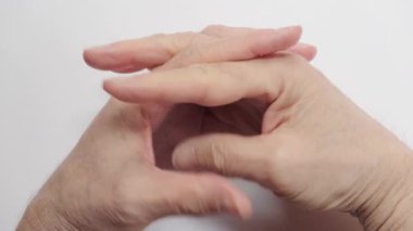 Yetişkin erkek elleri sabırsızlık ve can sıkıntısını ifade ediyor. beyaz arkaplan, üst görünüm
