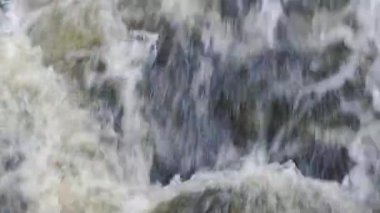 Bir sulama kanalının çalkantılı suları