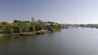 Douro Nehri, güneşli bir yaz sabahı Zamora şehrinden geçer.
