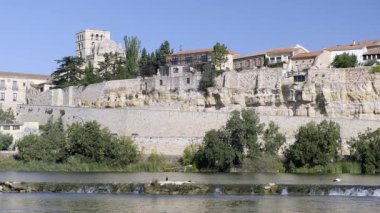 Eski ortaçağ duvarının arkasındaki Zamora Katedrali