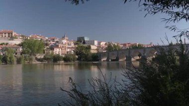 Ortaçağ şehri Zamora, Douro Nehri 'ne yansımaktadır.