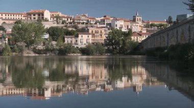 Ortaçağ şehri Zamora, Douro Nehri 'ne yansımaktadır.