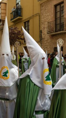 ZAMORA, İspanya - 18 Nisan 2019: Tarihi Zamora merkezinin caddelerinden geçen Kutsal Perşembe günü Virgen de la Esperanza Kardeşliği (Bakire) Geçit Töreni