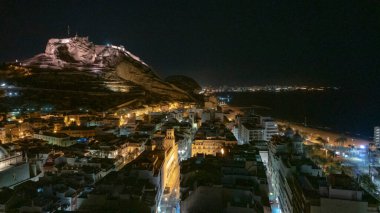 Alicante, Santa Barbara Kalesi Benacantil Dağı 'nda geceleyin