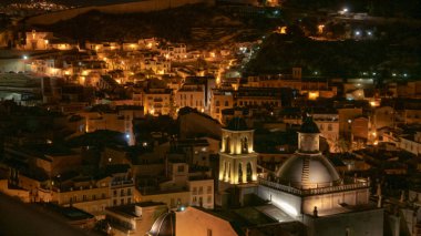 Santa Cruz 'un hava manzarası ve San Nicolas Katedrali geceleri İspanya' nın Alicante kentinde.