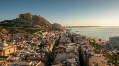 Alicante, Santa Barbara Kalesi, şafak vakti Benacantil Dağı 'nda ve Akdeniz' de