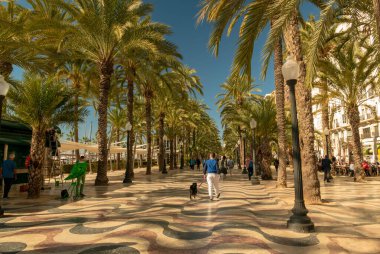 ALICANTE, İSPAN - 12 Mart 2019: Alicante 'deki işlek İspanya geçidinde yayalar. Güneşli...