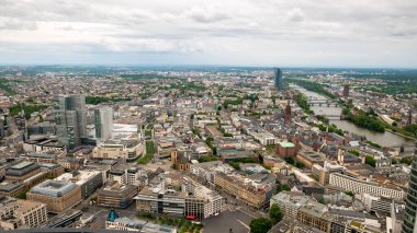 FRANKFURT, GERMANY - 10 Haziran 2019: bulutlu bir günde Frankfurt 'un ana kuleden ufuk çizgisine bakın