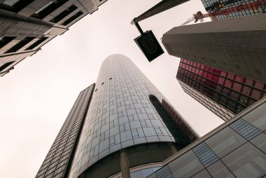 FRANKFURT, GERMANY - 10 Haziran 2019: FRANKFURT, GERMANY - 10 Haziran 2019: Main Tower, Almanya 'nın Frankfurt eyaletinde yer alan 56 katlı, 200 metrelik bir gökdelendir. Yakınlardaki ana nehirden sonra adlandırılmıştır. Düşük açı!