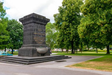 KOBLENZ - GERMANY - 11 Haziran 2019: Kastorbrunnen (Aziz Castor Çeşmesi) Koblenz, Rhineland-Palatinate, Almanya 'daki Aziz Kastor Bazilikası' nın ön avlusunda yer alan Napolyon Savaşları 'nın ilginç bir ifadesidir.. 