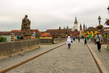 WURZBURG, GERMANY - 12 Haziran 2019: Alte Mainbrucke, Wurzburg 'daki ana nehir üzerindeki eski köprü - Bavyera, Almanya