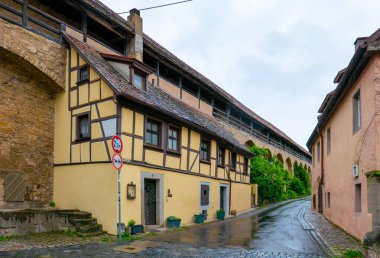 ROTHENBURG OB DER TAUBER, Almanya - 12 Haziran 2019: Geleneksel Ortaçağ Mimarisi
