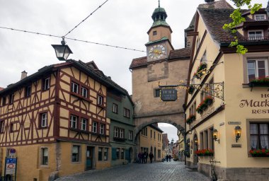 ROTHENBURG OB DER TAUBER, GERMANY 12 Haziran 2019: Eski kasaba, Eski kasaba: kereste çerçeveli evler, Markusturm ve Rderbogen çerçeveli evler, Markusturm ve Rderbogen