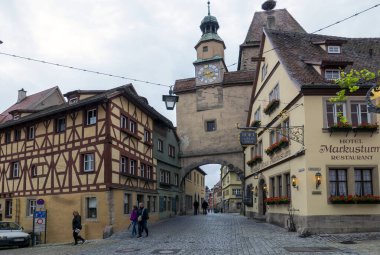 ROTHENBURG OB DER TAUBER, GERMANY 12 Haziran 2019: Eski kasaba, Eski kasaba: kereste çerçeveli evler, Markusturm ve Rderbogen çerçeveli evler, Markusturm ve Rderbogen
