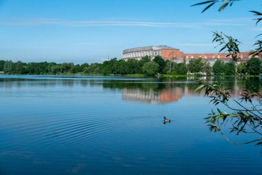 NUREMBERG, GERMANY - 13 Haziran 2019: Kongre Binası (Kongresshalle) ve Belgelendirme Merkezi ile panoramik görüş (Reichsparteitag).