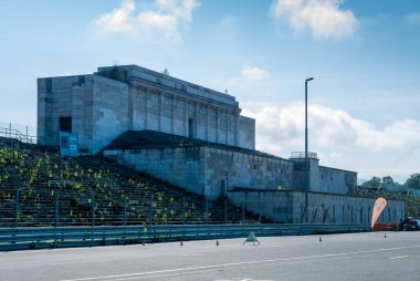 NUREMBERG, ALMANY - 13 Haziran 2019: Büyük yol neredeyse 2 km uzunluğunda ve 40 metre genişliğindedir. Amaç, bölgenin merkezi ekseni ve Nazi döneminde Wehrmacht için geçit töreni olmaktı.