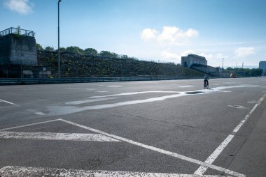 NUREMBERG, ALMANY - 13 Haziran 2019: Büyük yol neredeyse 2 km uzunluğunda ve 40 metre genişliğindedir. Amaç, bölgenin merkezi ekseni ve Nazi döneminde Wehrmacht için geçit töreni olmaktı.
