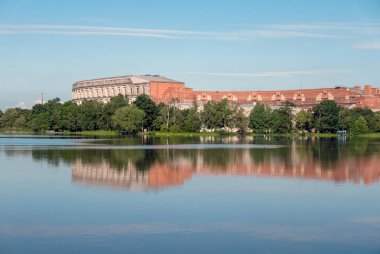 NUREMBERG, GERMANY - 13 Haziran 2019: Kongre Binası (Kongresshalle) ve Belgelendirme Merkezi ile panoramik görüş (Reichsparteitag).