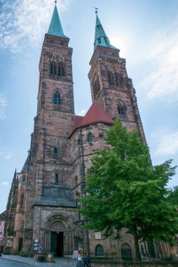 NUREMBERG, GERMANY - 13 Haziran 2019: Sebalduskirche (St. Sebald) Gotik dönem, şimdilerde Lüteriyen kilisesi boyalı camlar, resimler ve yüksek bir boru organı.