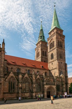 NUREMBERG, GERMANY - 13 Haziran 2019: Sebalduskirche (St. Sebald) Gotik dönem, şimdilerde Lüteriyen kilisesi boyalı camlar, resimler ve yüksek bir boru organı.