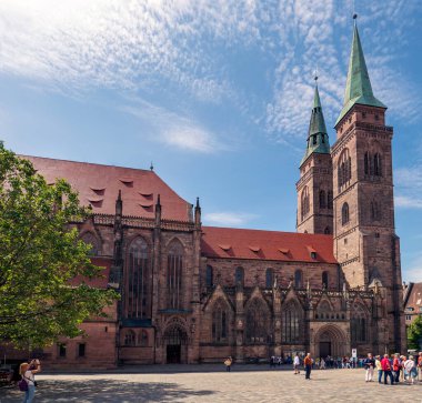 NUREMBERG, GERMANY - 13 Haziran 2019: Sebalduskirche (St. Sebald) Gotik dönem, şimdilerde Lüteriyen kilisesi boyalı camlar, resimler ve yüksek bir boru organı.