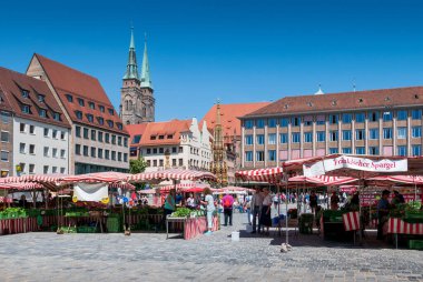 NUREMBERG, GERMANY - 13 Haziran 2019: Almanya 'nın Franconian kenti Nuremberg' in pazar meydanında pazar tezgahları. 