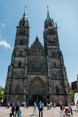 NUREMBERG, ALMANY - 13 HAZİRAN 2019 St Lawrence Kilisesi Gotik cephesi