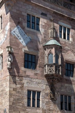 NUREMBERG, GERMANY - 13 Haziran 2019: Nassau kulesi, ortaçağ kulesinin (aristokratik evler) en iyi korunmuş örneklerinden biridir. Tahkimatlar sadece sembolik ya da dekoratif değerde..