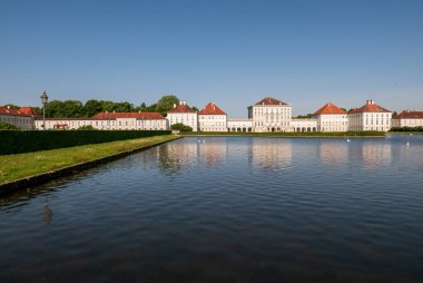 MUNİK, Almanya - 14 Haziran 2019: İlkbahar günü Nymphenburg Kalesi manzarası